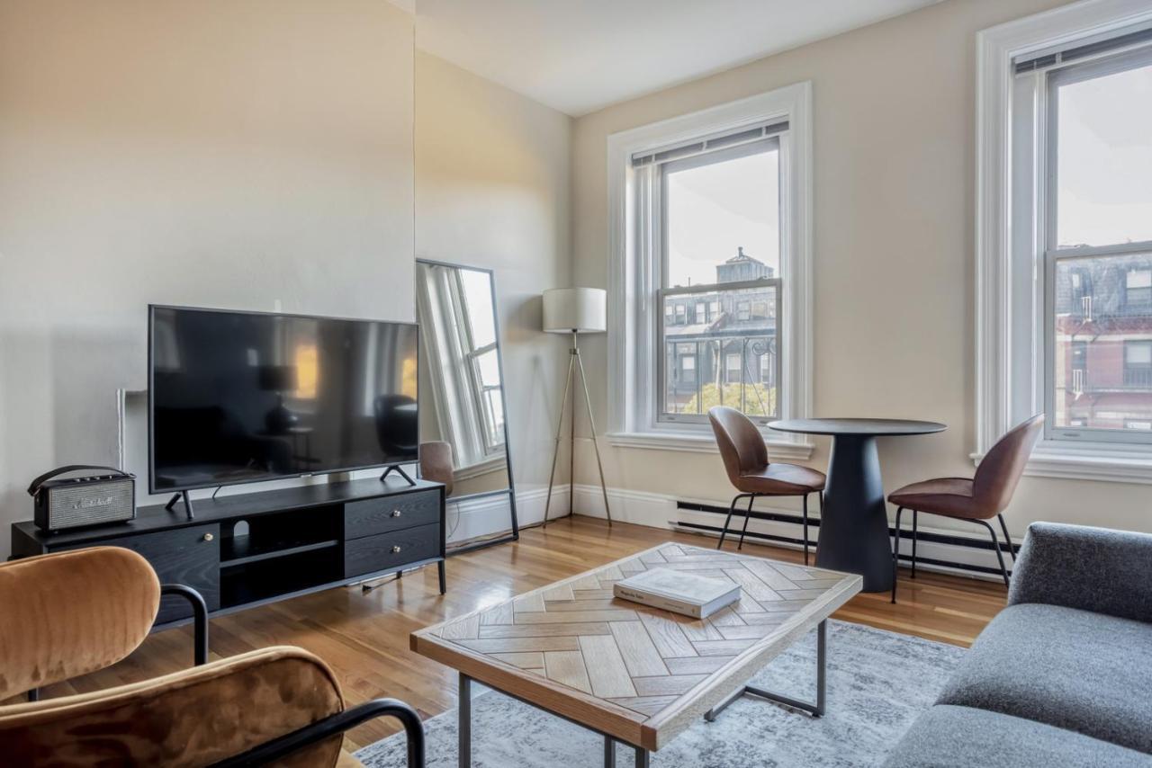 Back Bay 1br W Wd Nr Newbury St Bos-813 *