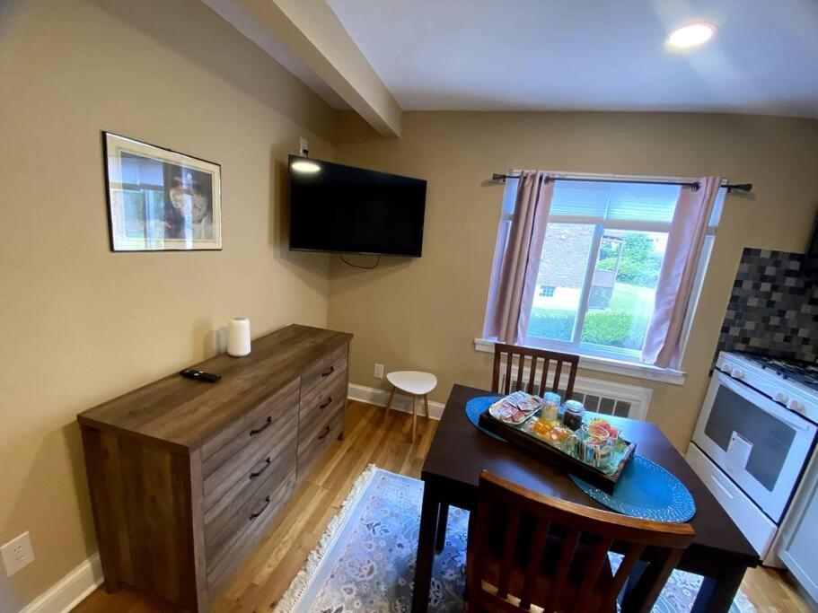 Cozy Getaway Apartment! Free Parking