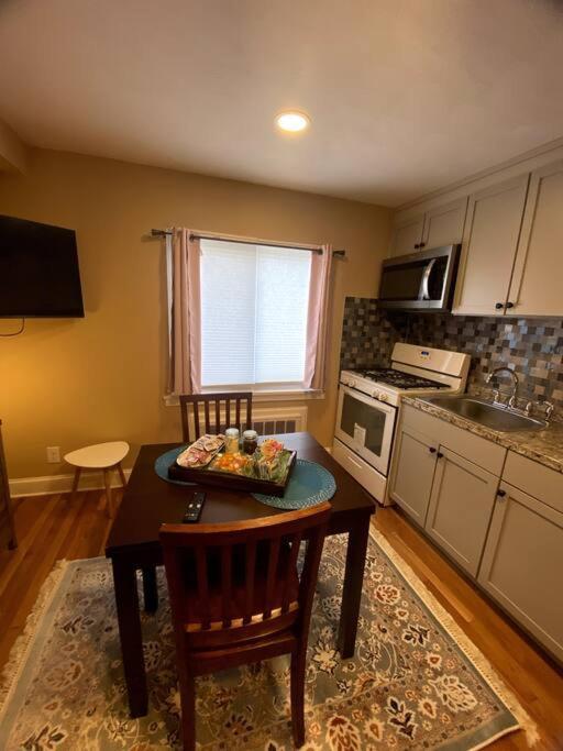 Cozy Getaway Apartment! Free Parking Apartment