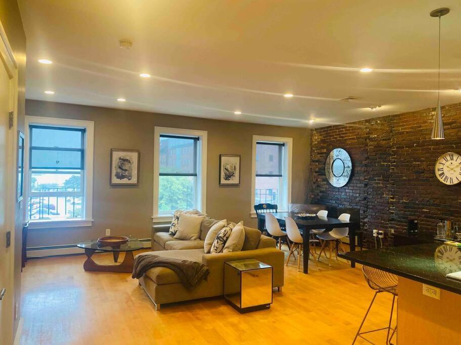 Harbor Views Modern North End Free Parking! Apartment *