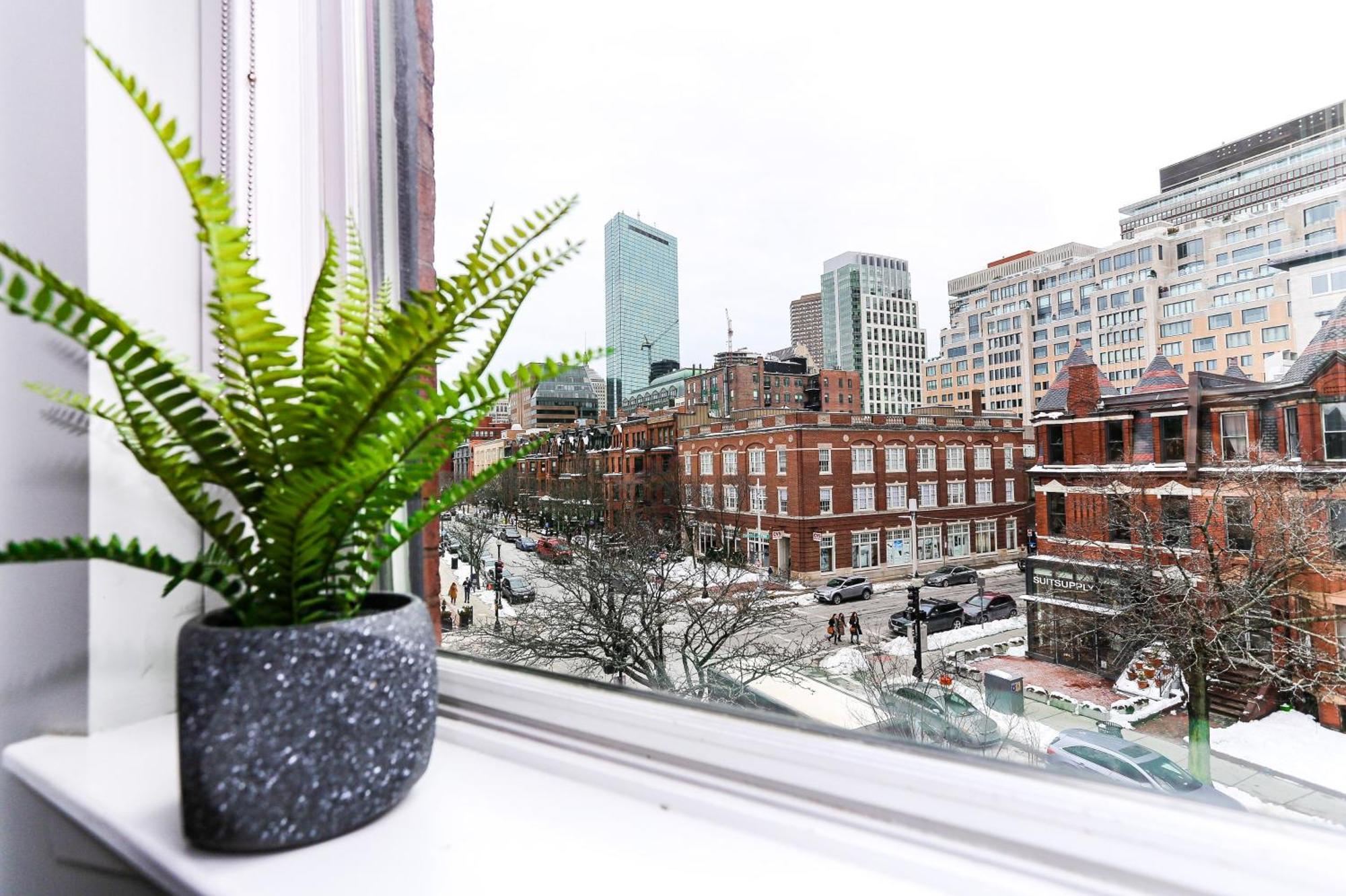 Charming On Boston's Iconic Newbury St. #8 * Boston