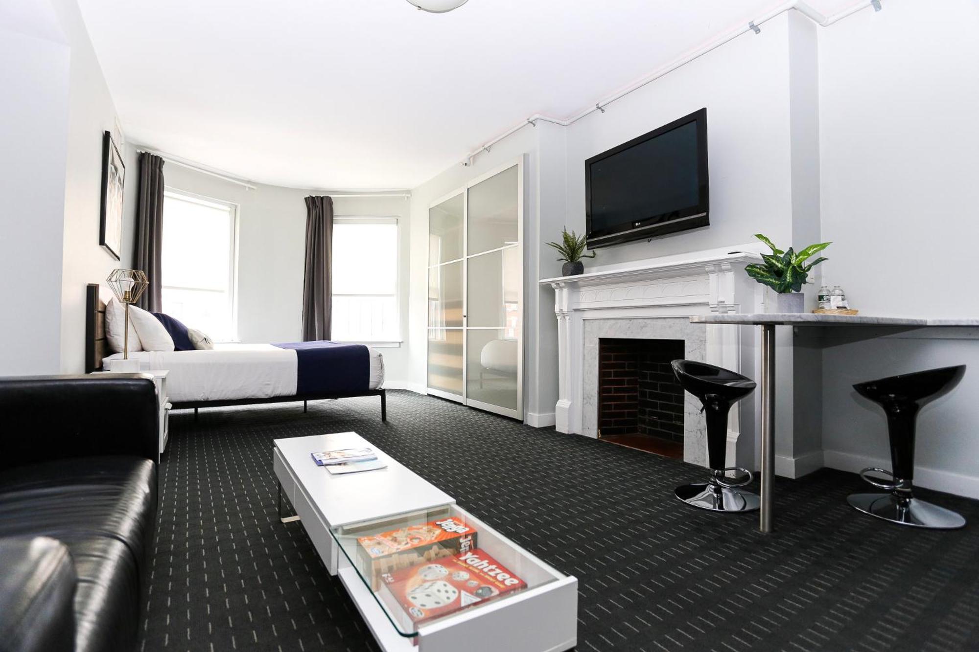 Charming On Boston's Iconic Newbury St. #8 Apartment *