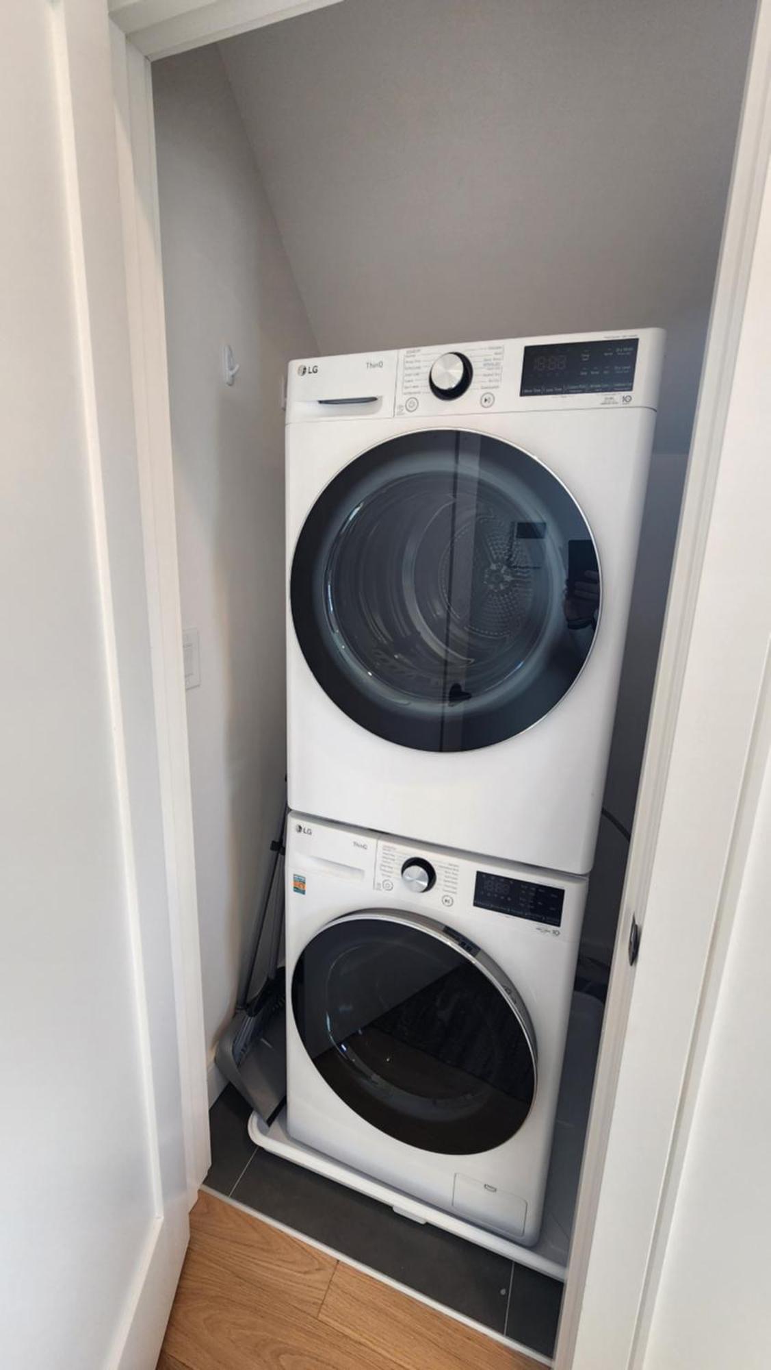 Ultra Convenient East Luxury Apartment *