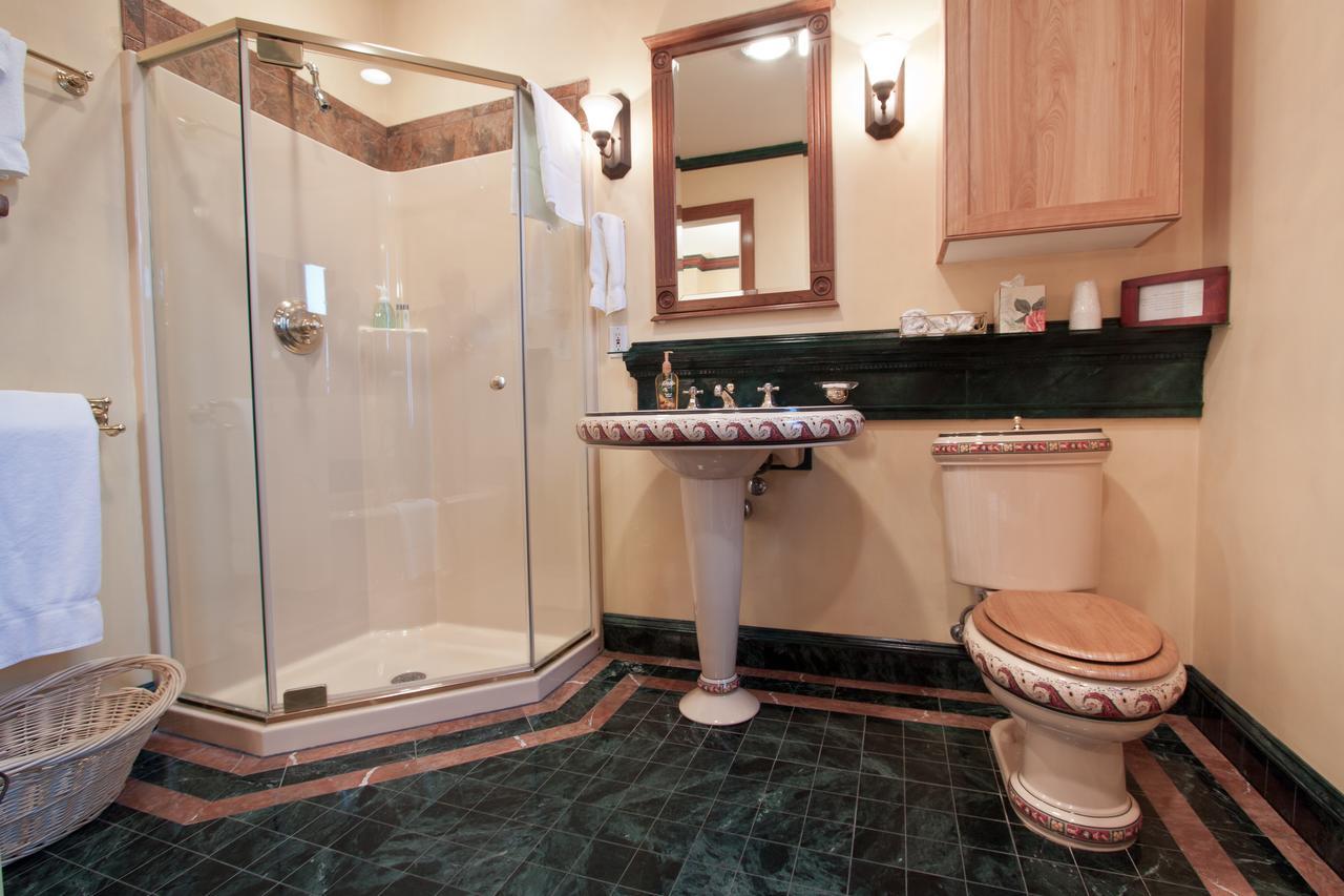 Bed & Breakfast The Gryphon House Boston
