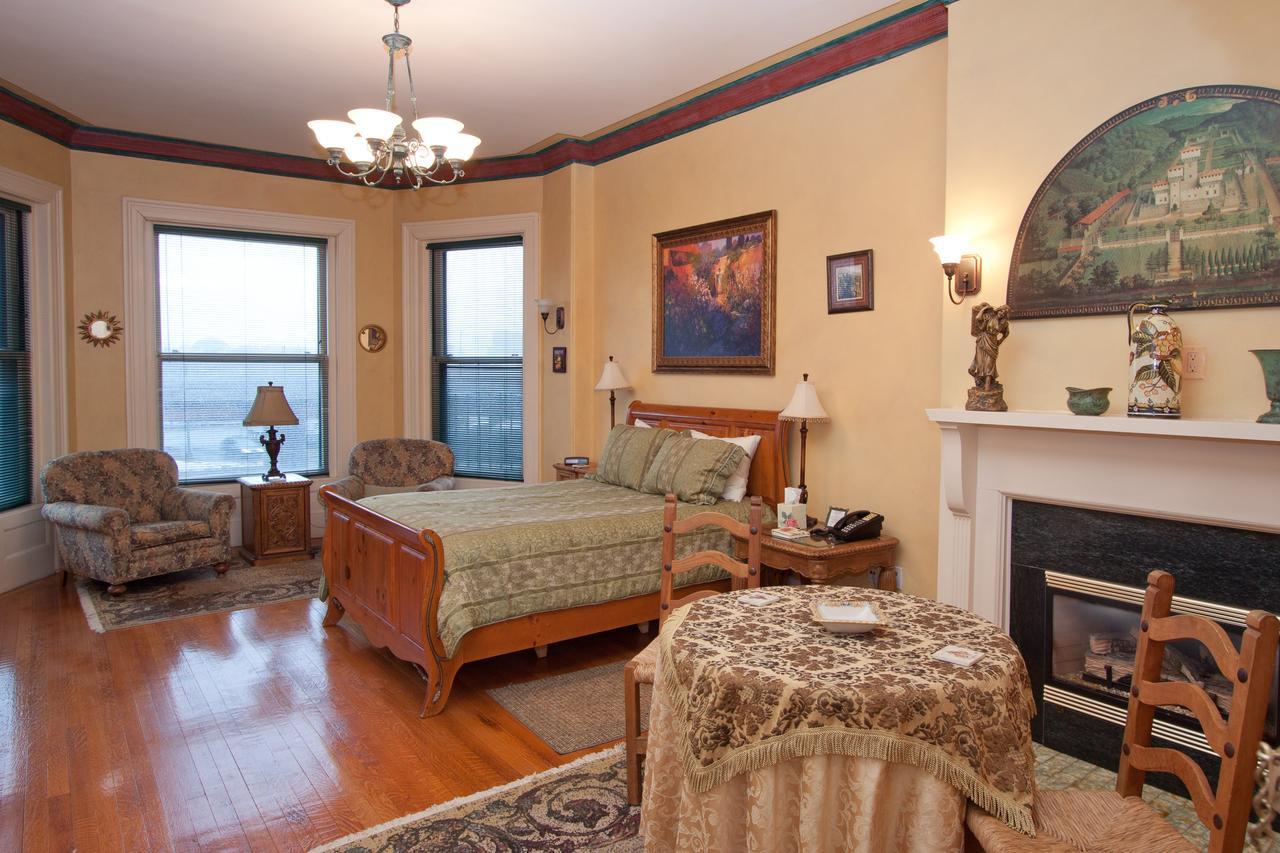 The Gryphon House Bed & Breakfast Boston