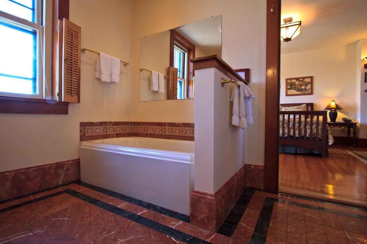 Bed & Breakfast The Gryphon House Boston