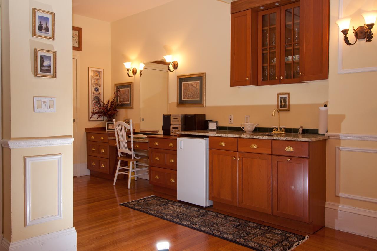 Bed & Breakfast The Gryphon House Boston