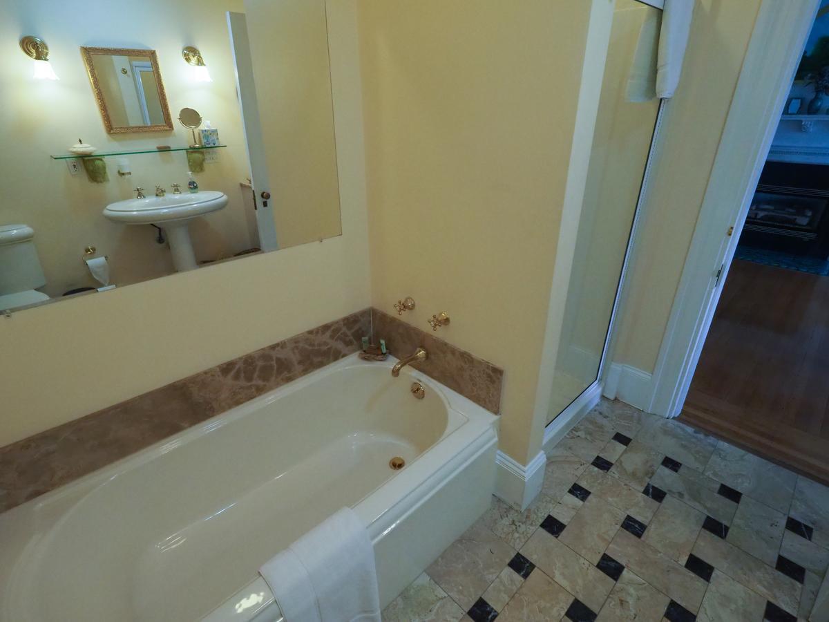 Bed & Breakfast The Gryphon House Boston