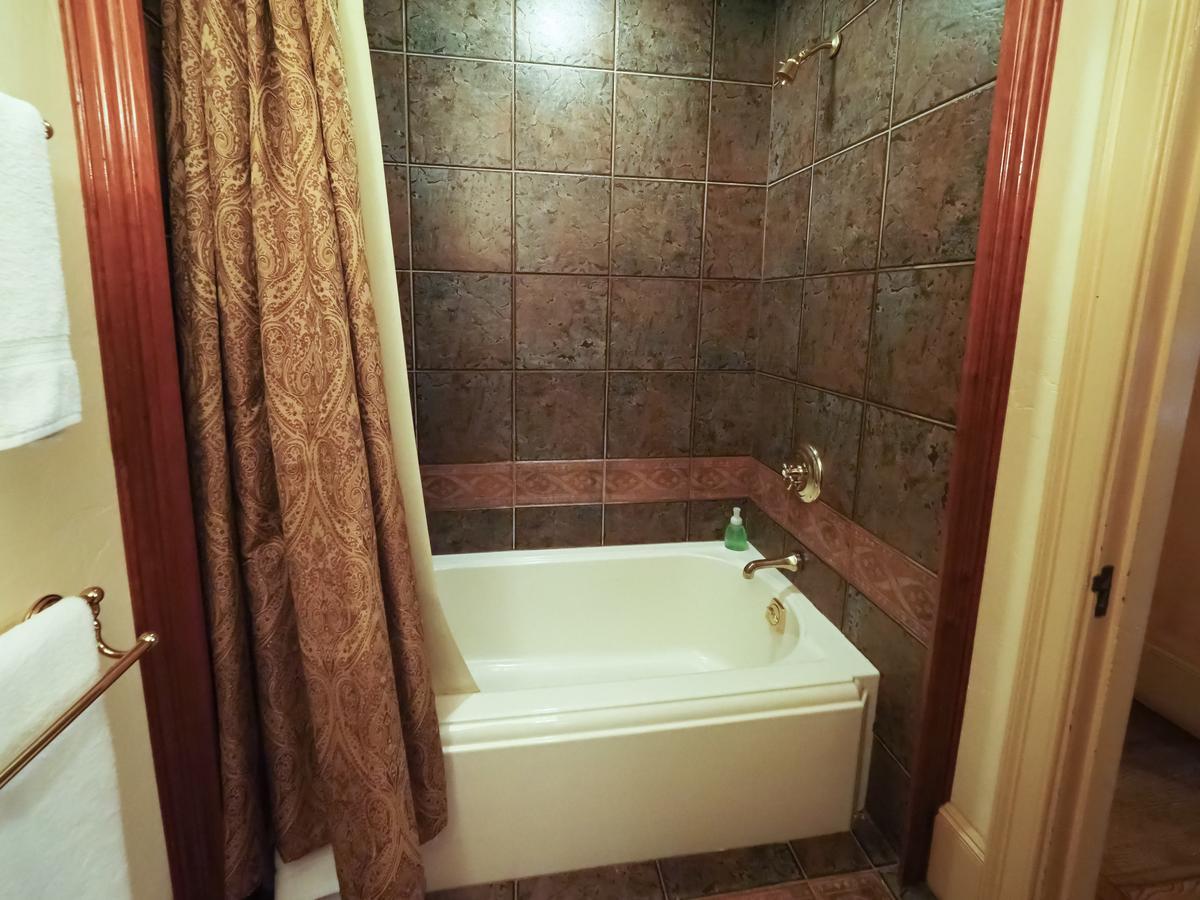 The Gryphon House Bed & Breakfast 3*