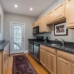 Sunny Convenient Home W/ Private Patio! Easy Walk To Everything!