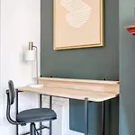 Boston Studio On Newbury W A Shopping Dining Bos-600