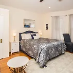 Renovated, Sunny, Spacious Studio In Boston