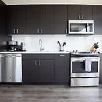 Luxury Apt With Balcony In Seaport - Via-1524