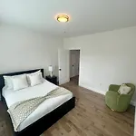 Modern 3-Bedroom Condo, Fully Furnished & Renovated