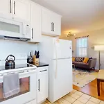 Chic 2Br With Modern Comforts