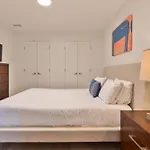 Gorgeous Apt With Kitchen