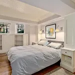 Back Bay Nantucket-Style Pied-A-Terre Off Newbury St