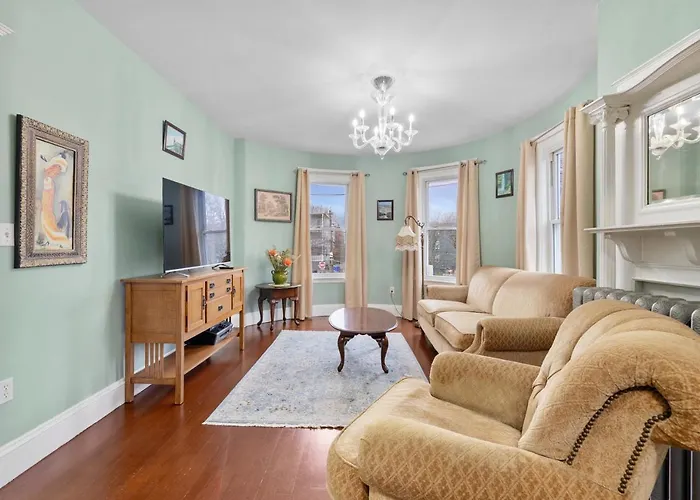 Bright & Spacious 2Br Apartment, Mins From Downtown Boston, Parking