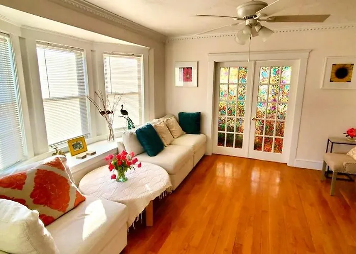 Near Train Station Gorgeous 3-Bedroom Apartment With Patios