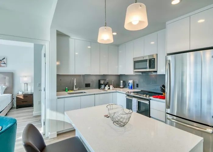 Stunning Apt With City Views - Hub-2309
