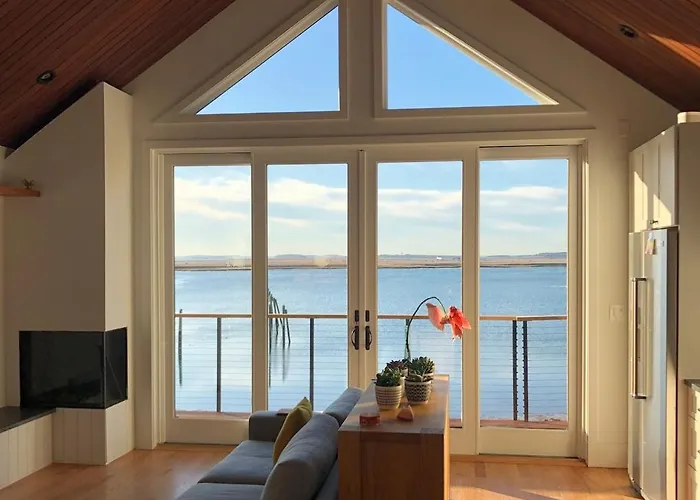 Waterfront Escape - Close To Airport & Downtown