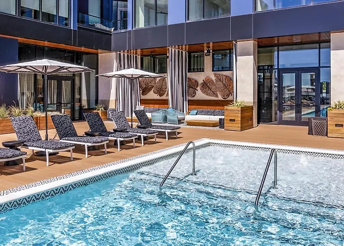 Luxury South End Views And Pool