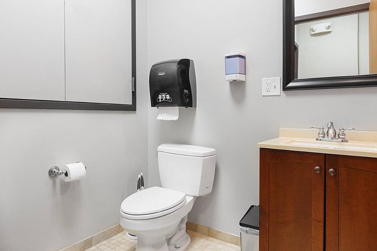 Studio Ready 4 Students & Traveling Professionals! 310 Apartment Boston