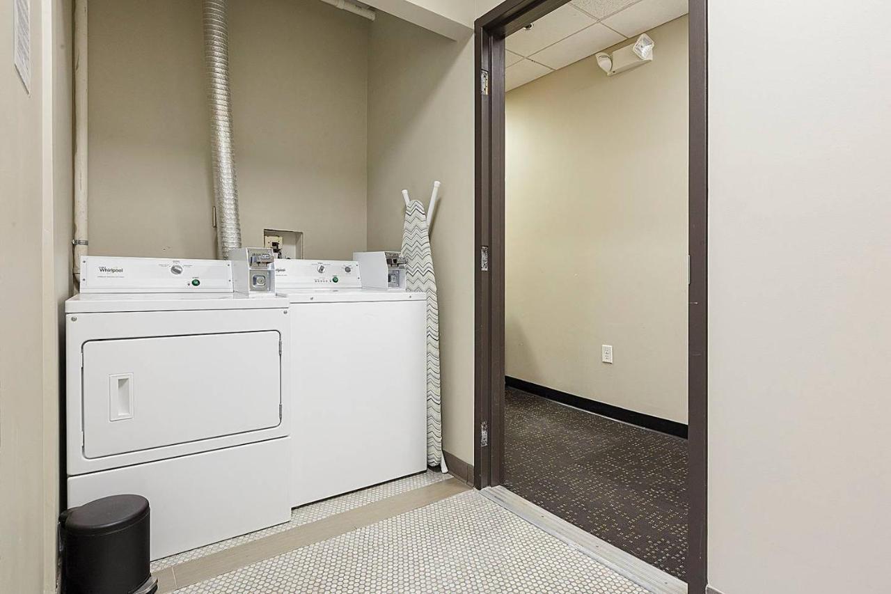 Studio Ready 4 Students & Traveling Professionals! 310 Apartment *