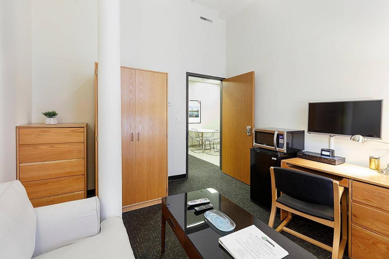 Apartment Studio Ready 4 Students & Traveling Professionals! 310