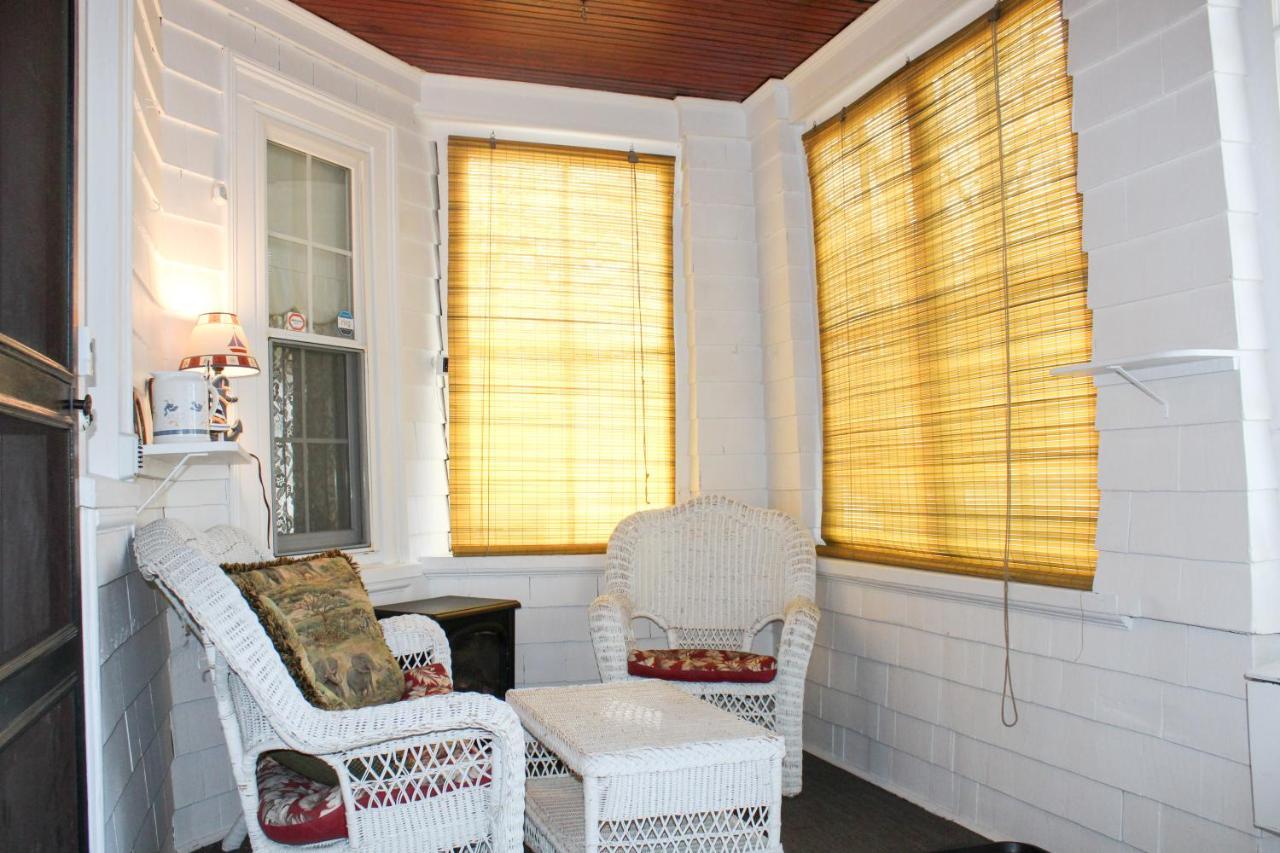 The Naughton Guest House-close To Holiday home