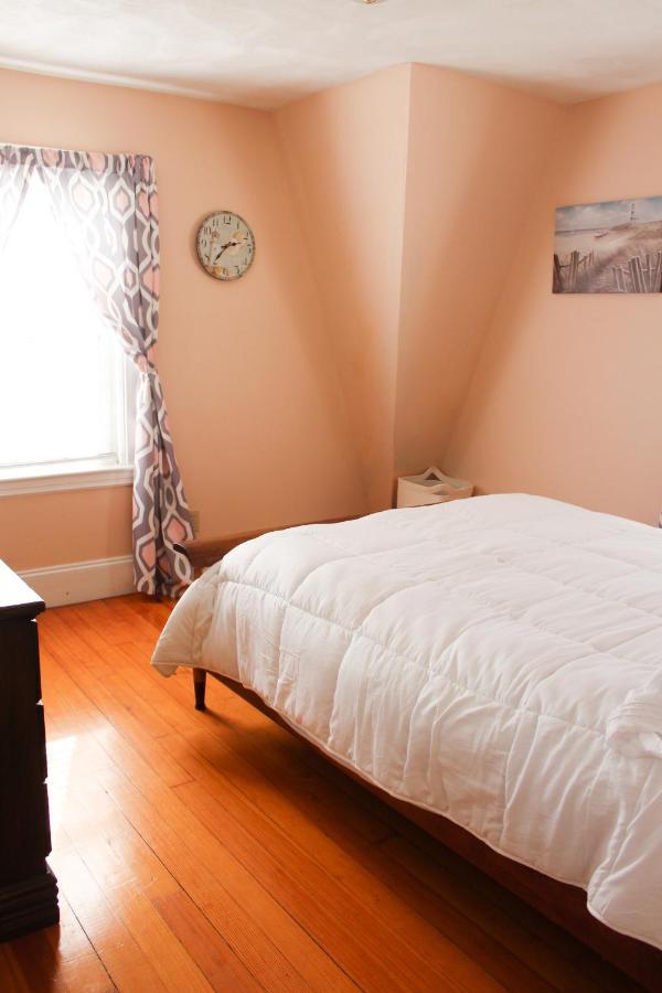 The Naughton Guest House-close To Holiday home *