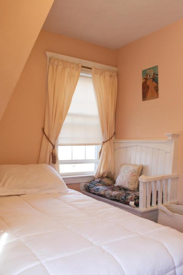 The Naughton Guest House-close To Holiday home *