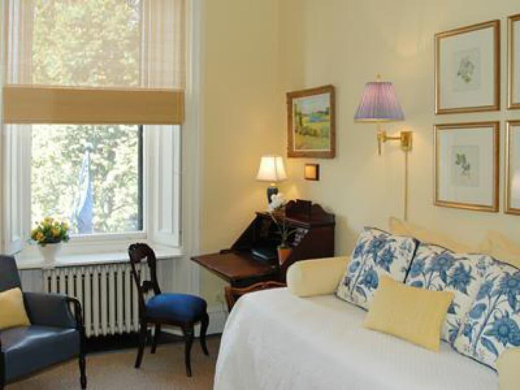 Bed & Breakfast The College Club Of