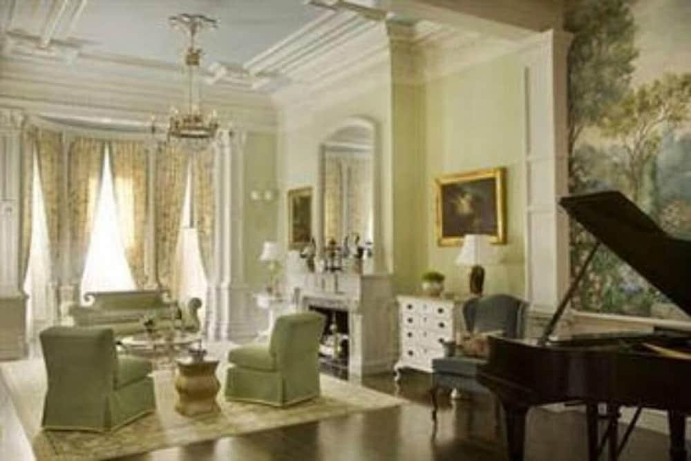 The College Club Of Bed & Breakfast