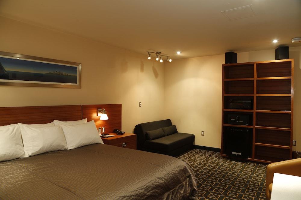 Harborside Hotel