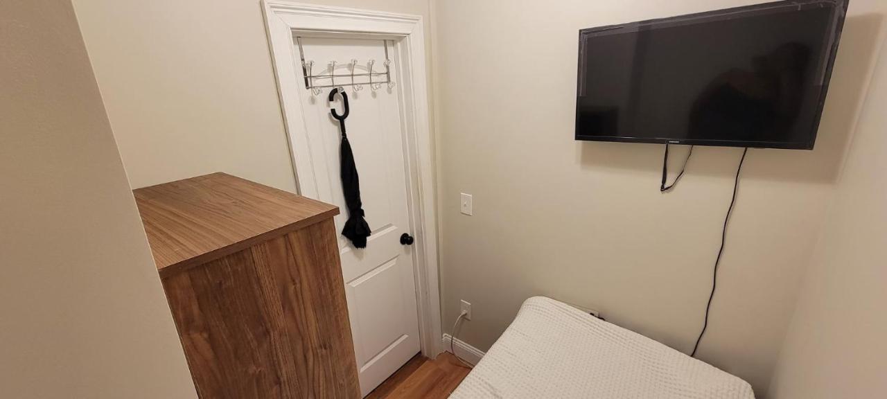 Private Bedroom Near Guest house Boston