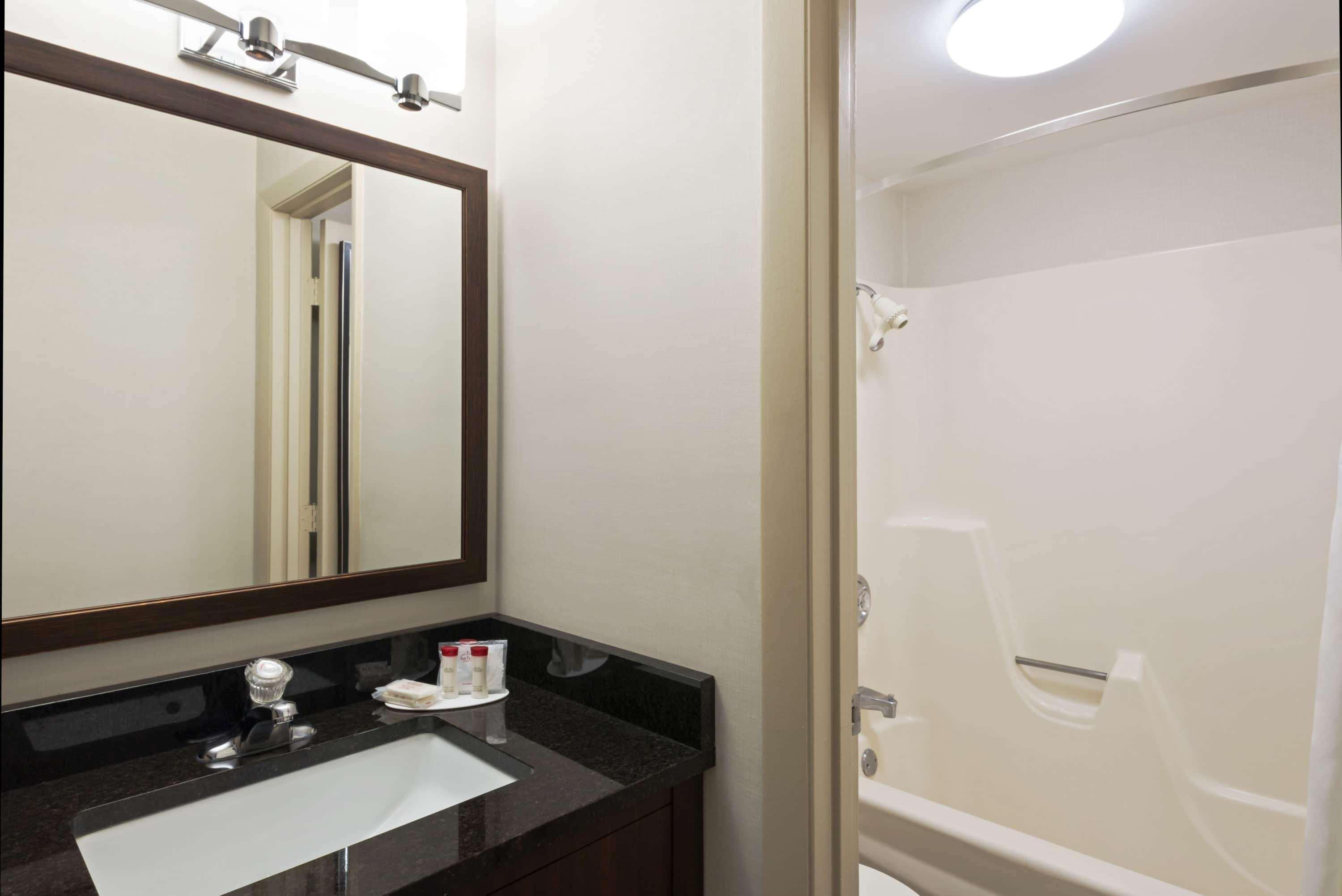 Hotel Ramada By Wyndham Boston