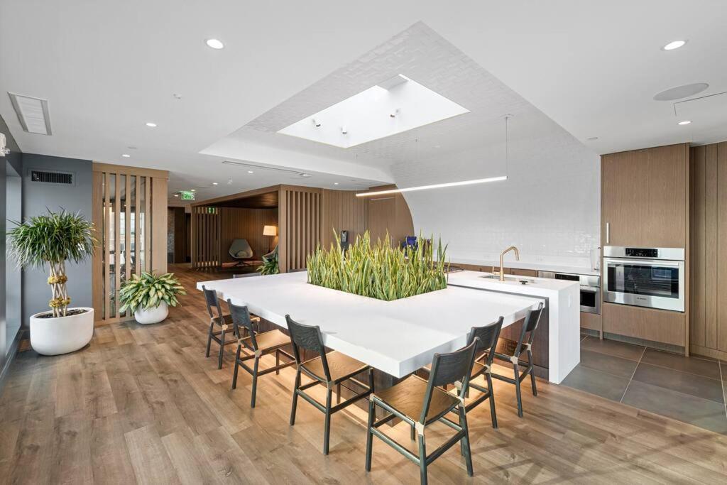 Panoramic Sanctuary - 2 Bedroom King Bed, Fenway Park Apartment