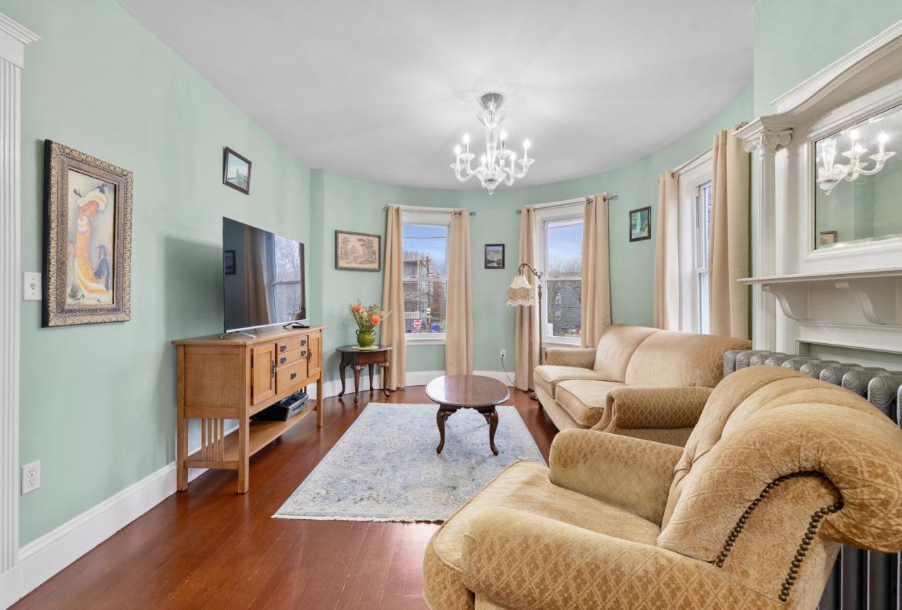 Apartment Bright & Spacious 2br Apartment, Mins From Downtown Boston, Parking *