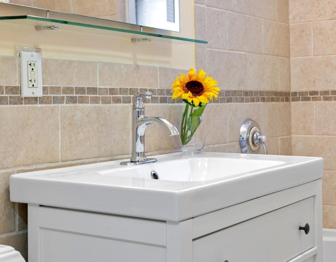 Bright & Spacious 2br Apartment, Mins From Downtown Boston, Parking *
