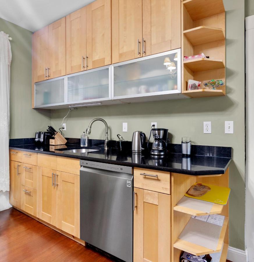 Bright & Spacious 2br Apartment, Mins From Downtown Boston, Parking *