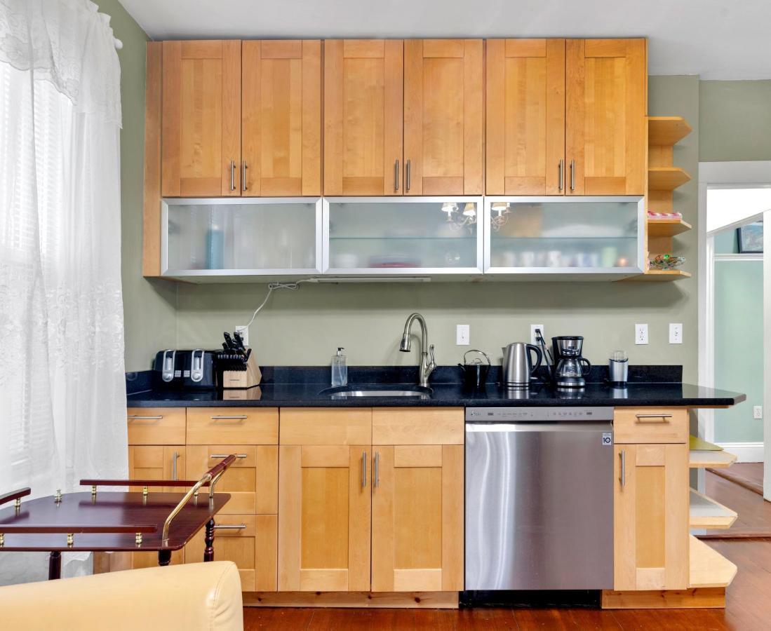 Apartment Bright & Spacious 2br Apartment, Mins From Downtown Boston, Parking *