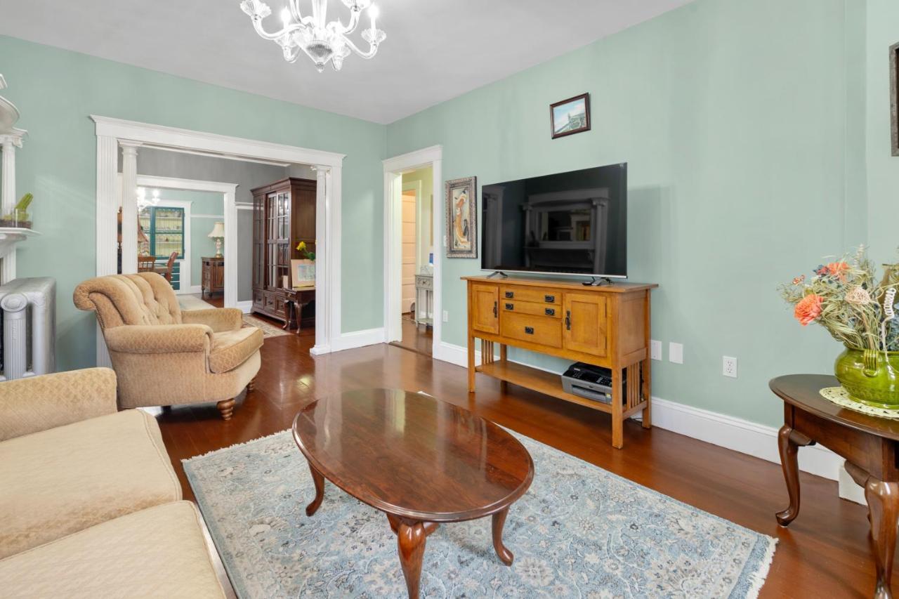 Bright & Spacious 2br Apartment, Mins From Downtown Boston, Parking Apartment