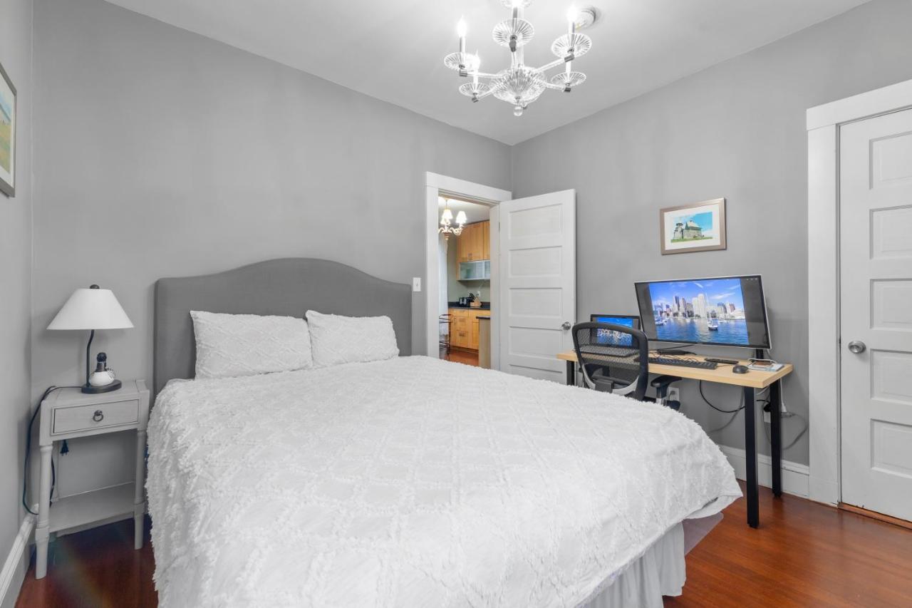 Bright & Spacious 2br Apartment, Mins From Downtown Boston, Parking Apartment *