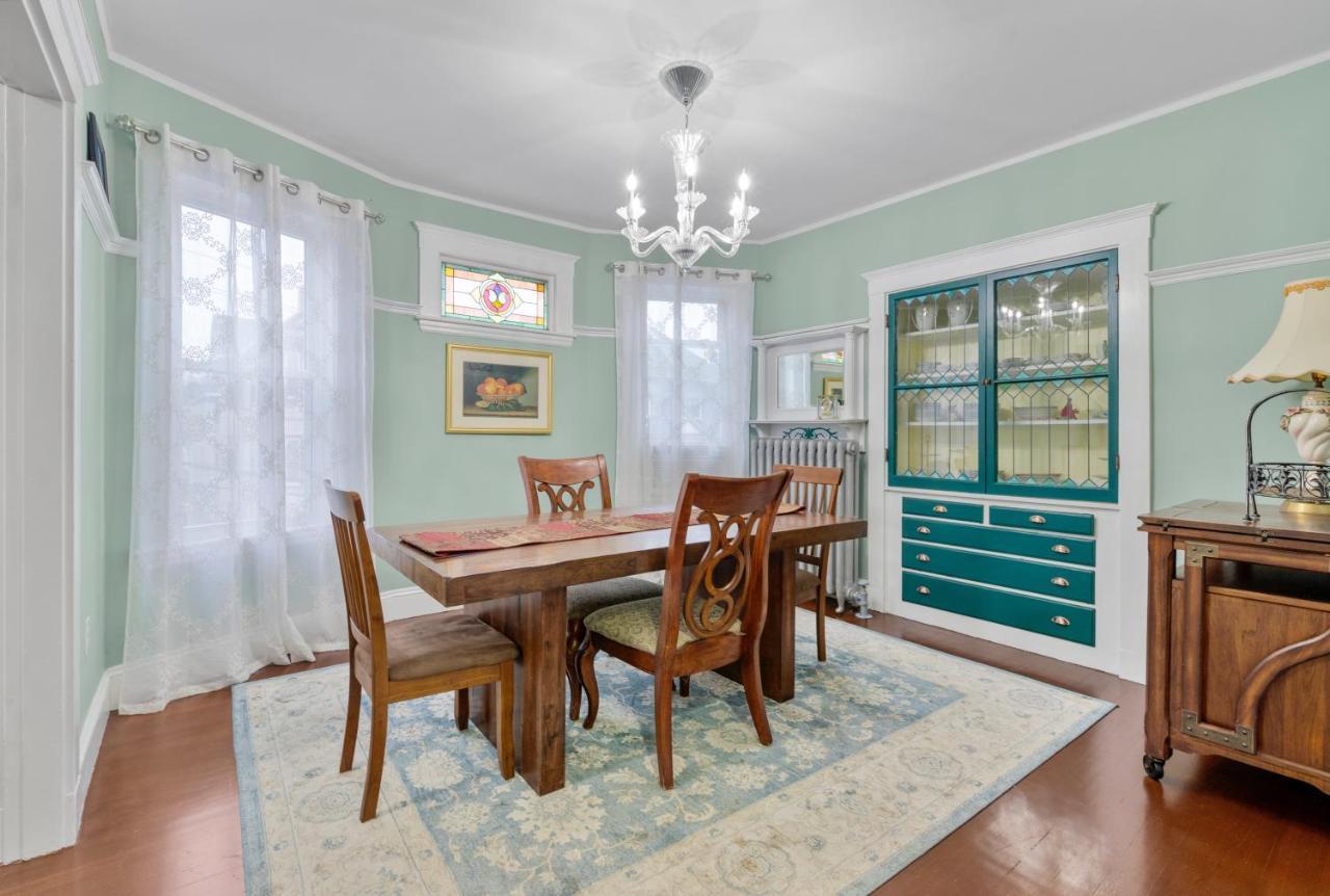 Bright & Spacious 2br Apartment, Mins From Downtown Boston, Parking
