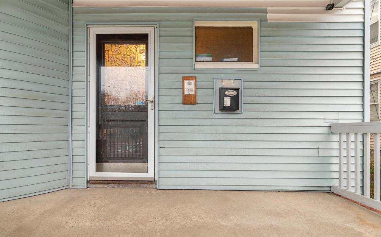 Bright & Spacious 2br Apartment, Mins From Downtown Boston, Parking *