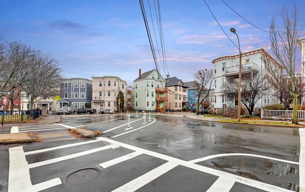 Apartment Bright & Spacious 2br Apartment, Mins From Downtown Boston, Parking