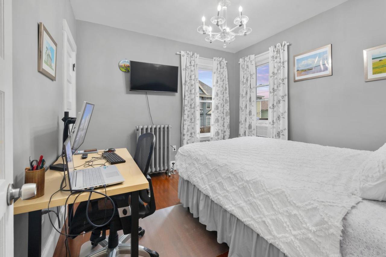 Apartment Bright & Spacious 2br Apartment, Mins From Downtown Boston, Parking *