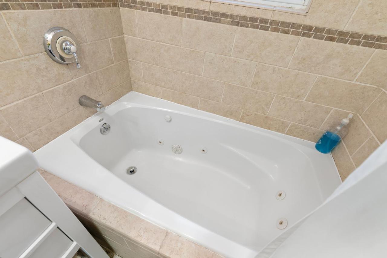 Bright & Spacious 2br Apartment, Mins From Downtown Boston, Parking * Boston