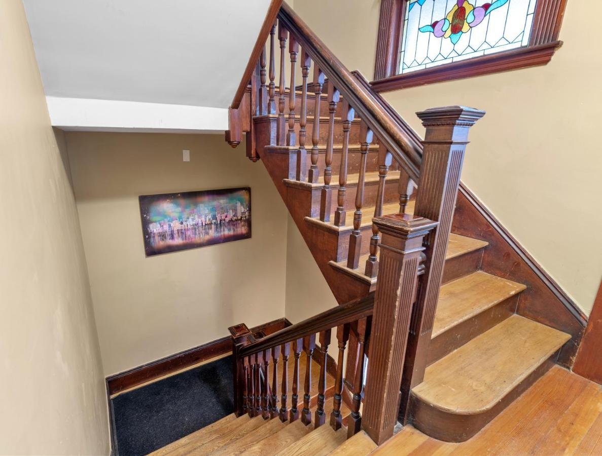 Bright & Spacious 2br Apartment, Mins From Downtown Boston, Parking *